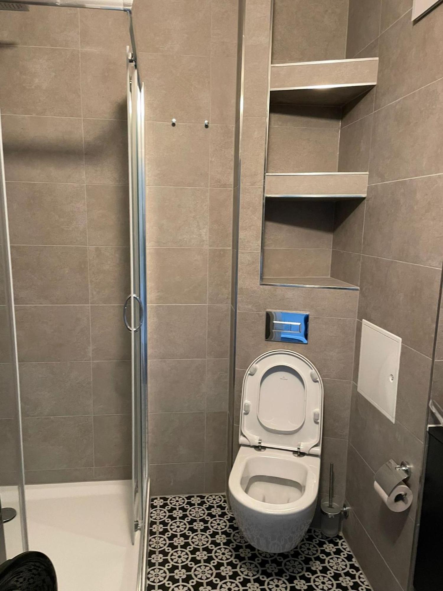 Guest house Neu Renoviert Private Zimmer Mit Bad Und Kueche *