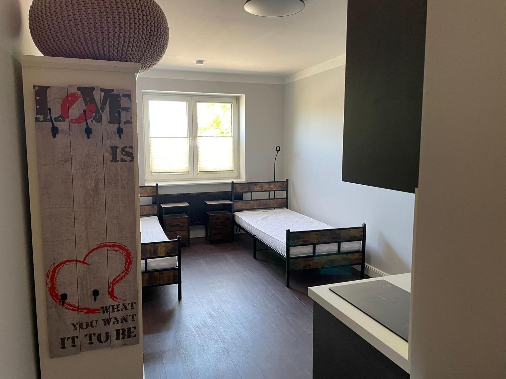 Neu Renoviert Private Zimmer Mit Bad Und Kueche *